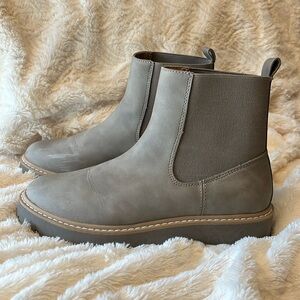Dolce Vita Lobera Chelsea boots